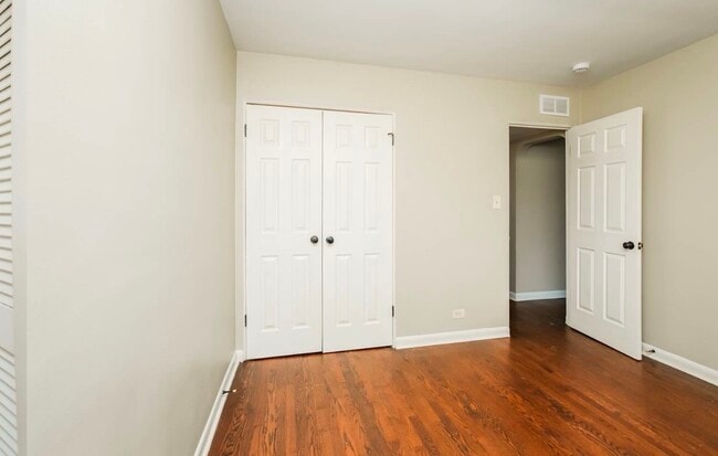 Building Photo - 10114 S California Ave