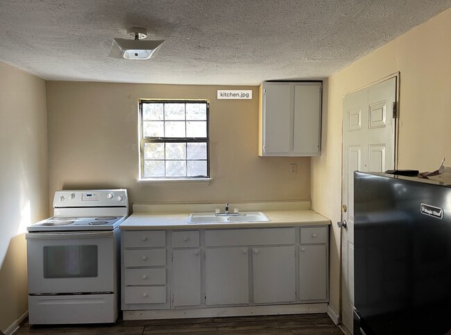 Foto del edificio - 7908 Siskin Avenue