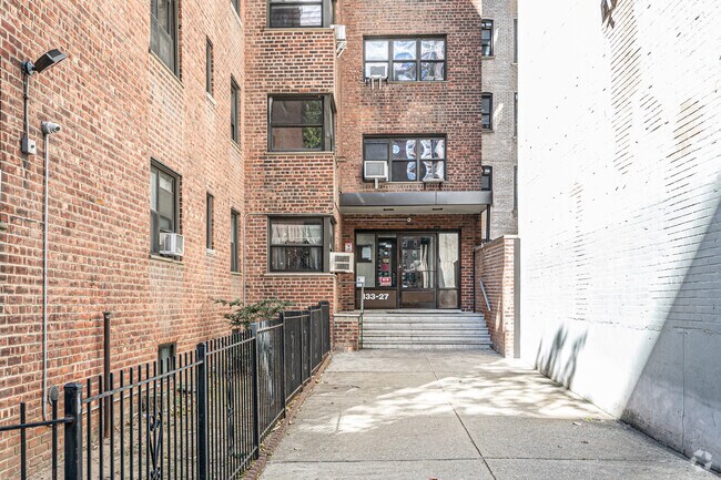 Entrada del edificio - 13327 Sanford Ave