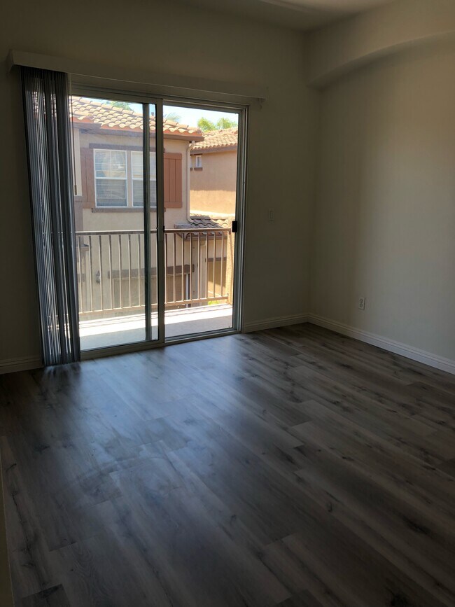 Building Photo - 641 Sumner Way