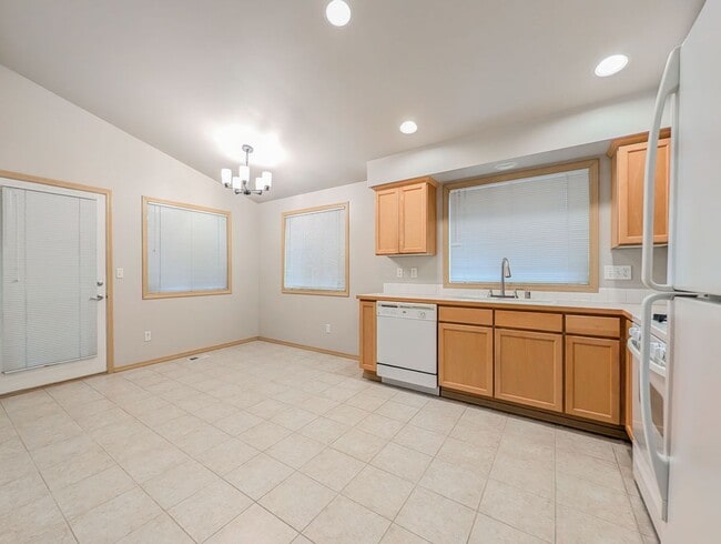 Building Photo - Charming 2 bedroom, 1.5 bath with fully fenced backyard and garage!