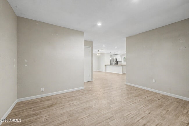 Building Photo - 950 E Lilac Dr