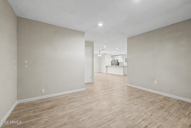 Foto del edificio - 950 E Lilac Dr