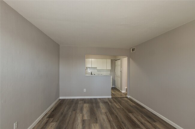 Foto del edificio - 4770 Kings Dr