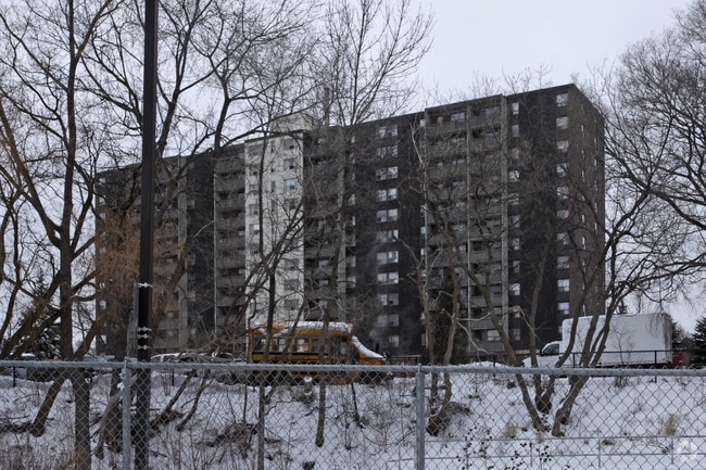 Building Photo - 120 Dundas St E