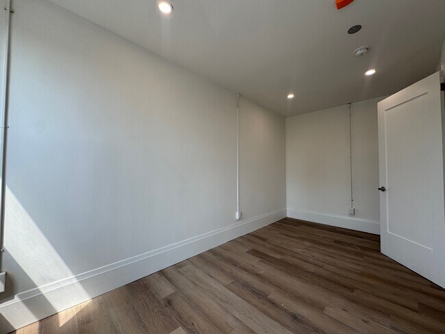 Photo du bâtiment - Freshly Renovated 1 Bedroom 1 Bathroom Apa...