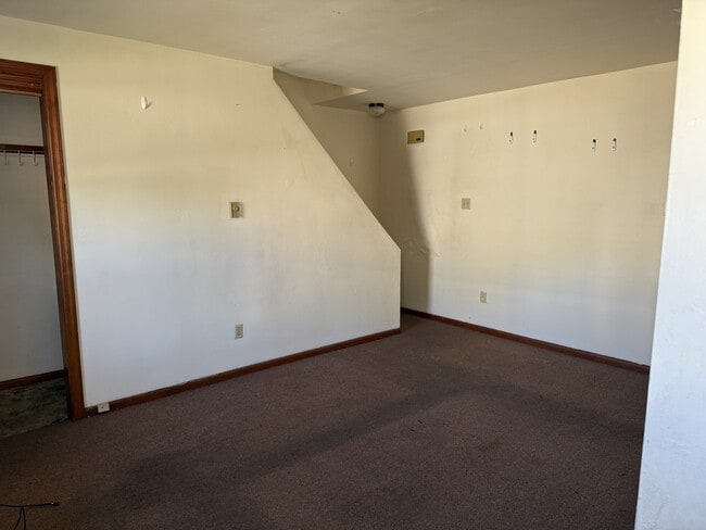 Building Photo - 584 Thompson Ave