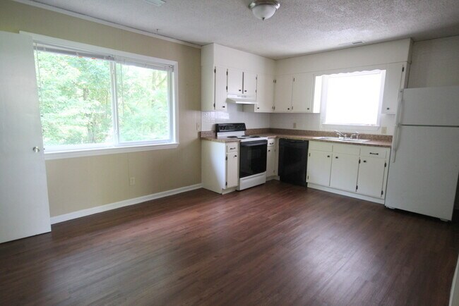 Building Photo - 2BD/1BA Duplex off Bonny Oaks