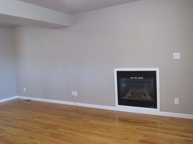 Foto del edificio - Charming 2 Story Doll House W/Unfinished Basement