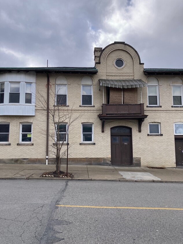 346 Washington Ave Unit 3, Oakmont, PA 15139 Apartments in Oakmont