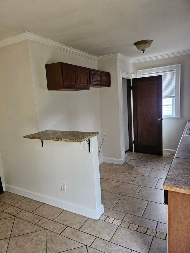 Building Photo - 2 bed 1 house