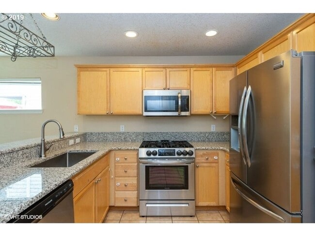 Building Photo - 3Bd/2.5Ba in a Well-Liked Bethany Neighborhood ~ Washer/Dryer Included with 2 Car Garage and Fenc...