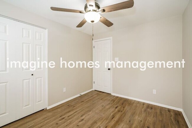 Building Photo - Charming 4 Bedroom Home in Indianapolis!