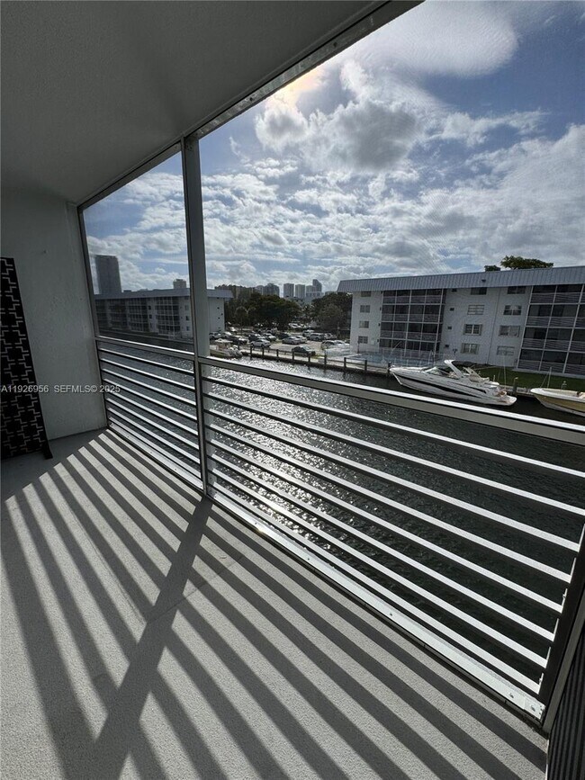 Foto del edificio - 3750 NE 170th St