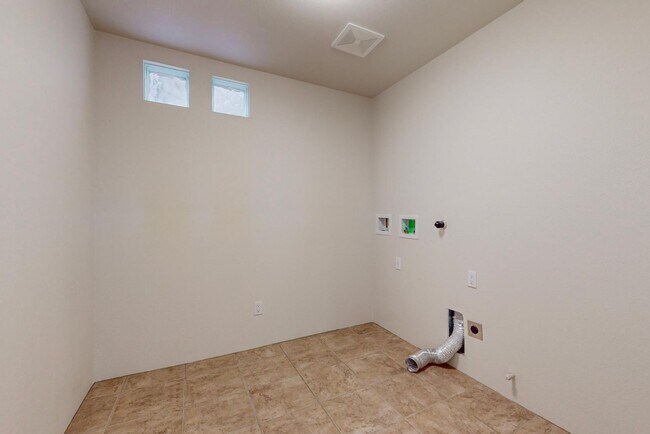 Building Photo - 711 Tramway Pl NE