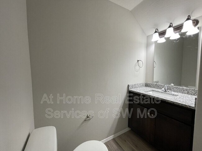 Foto del edificio - 748 Turner Ave