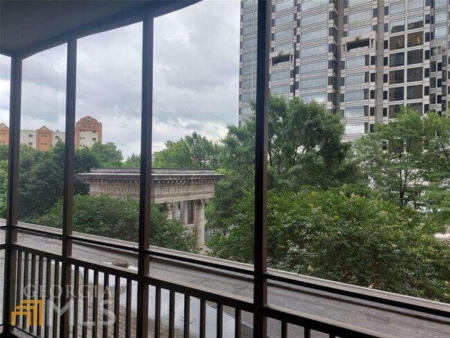 Foto del edificio - 300 W Peachtree St NW