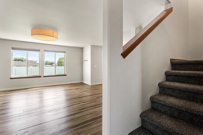 Foto del edificio - Non-Refundable & Security Deposit Total: $2600.00