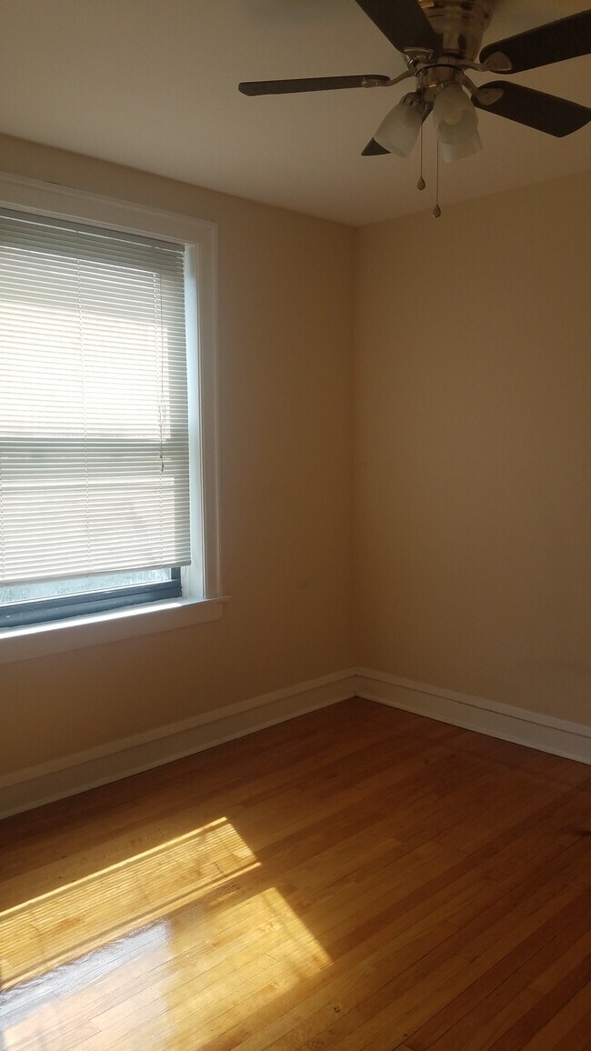 Foto del edificio - 820 E 80th St