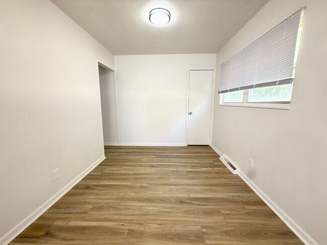 Building Photo - Newly Renovated Move-In Ready 3 Bed, 3 Bath Home!