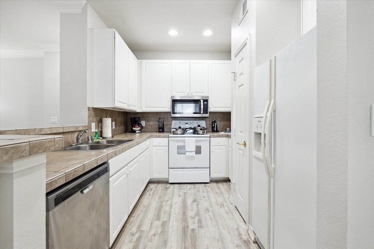 Foto principal - 2400 McCue Rd