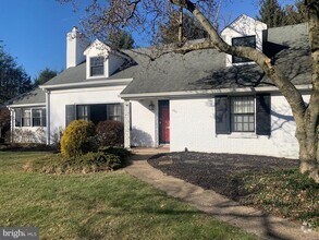 Building Photo - 305 Cornwall Rd