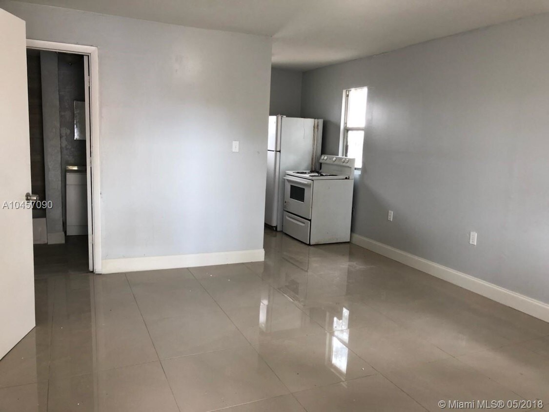 Foto principal - 1145 NW 28th St