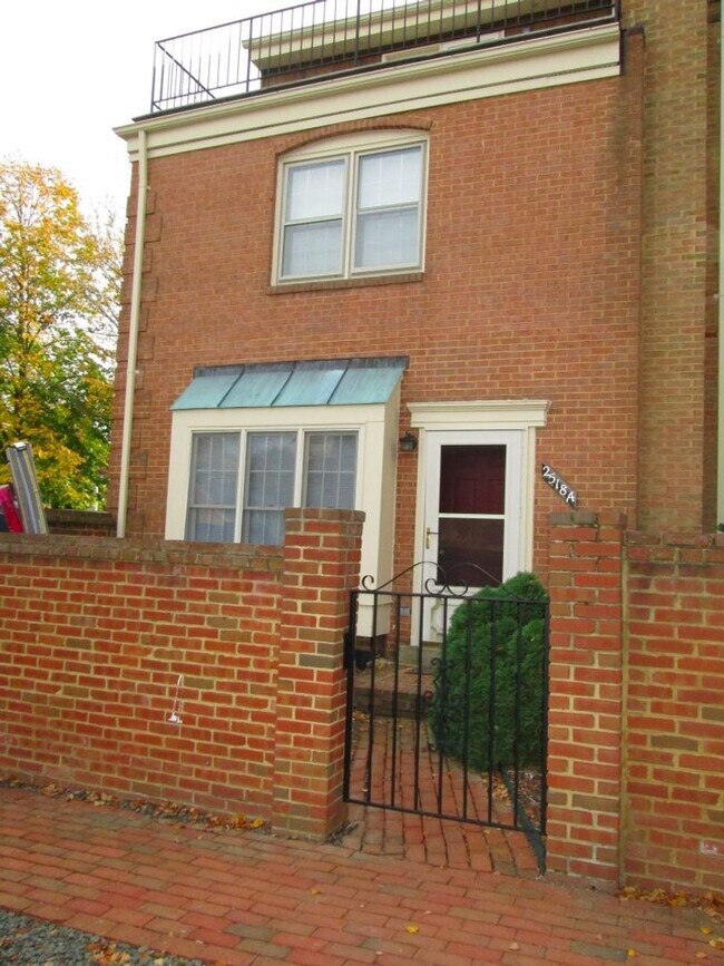 Foto del edificio - Bright and sunny corner 1br 1ba condo w patio in Clarendon. FULLY RENOVATED!