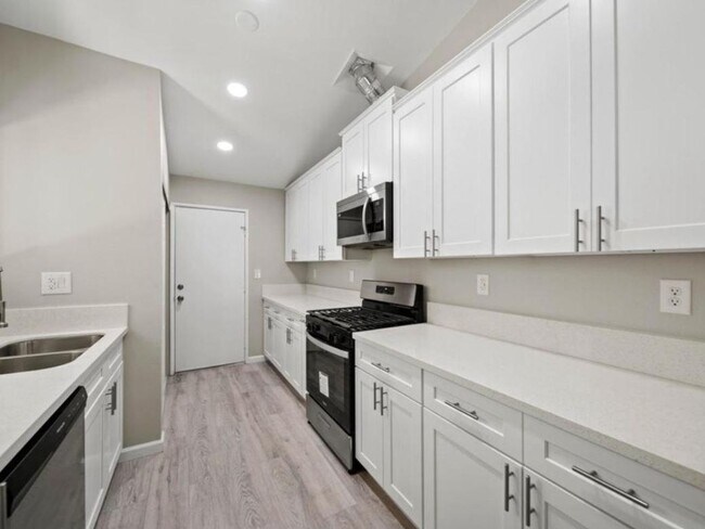 Building Photo - 4 Bedroom Single Family Home in Lancaster