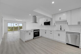 Building Photo - 3050 N Palm Aire Dr
