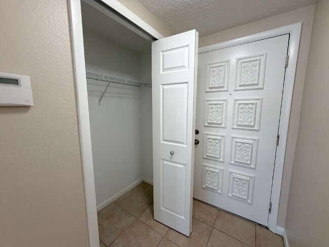 Building Photo - Spacious 2/2 with home with fenced yard in great Port Richey location.