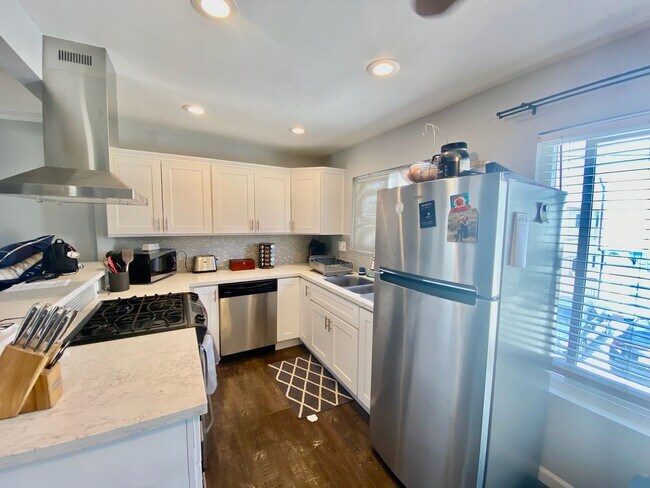 Foto del edificio - 2 bedroom Upgraded Condo with shared garage parking!