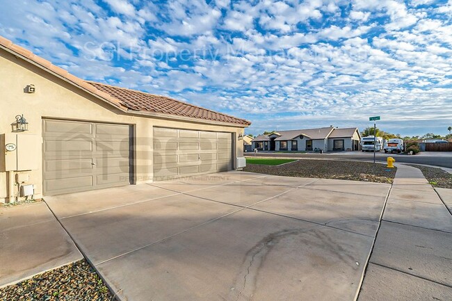 Building Photo - LUXURY NW MESA PROPERTY!