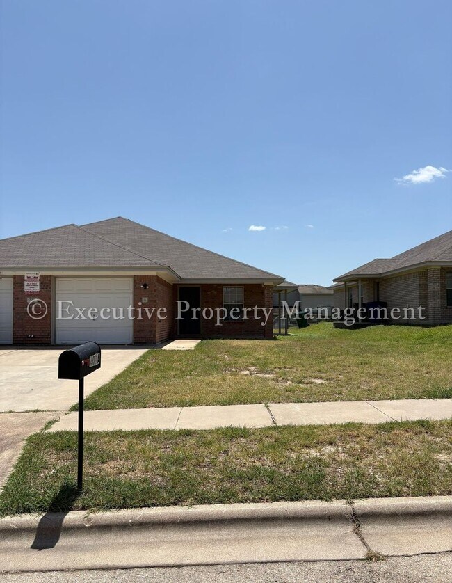 Building Photo - 208 Janelle Dr