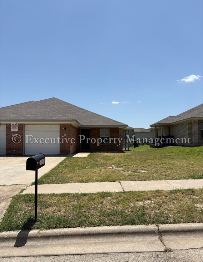 Building Photo - 208 Janelle Dr