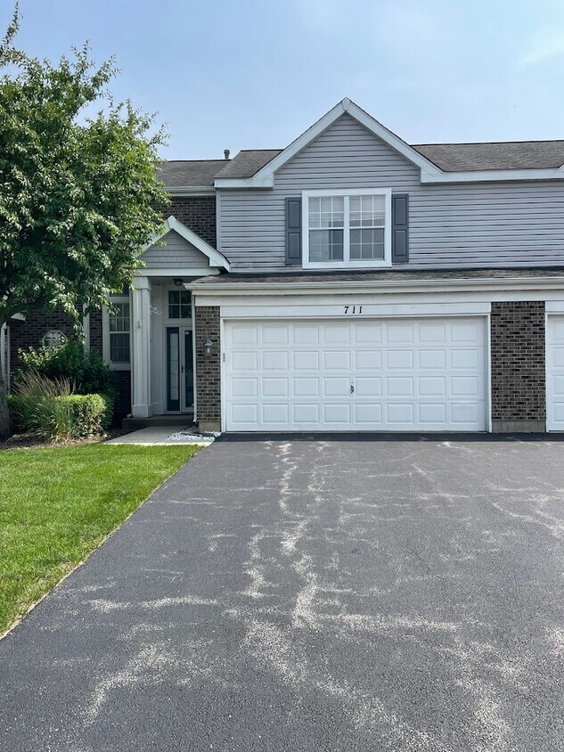 Primary Photo - 711 Savannah Ln