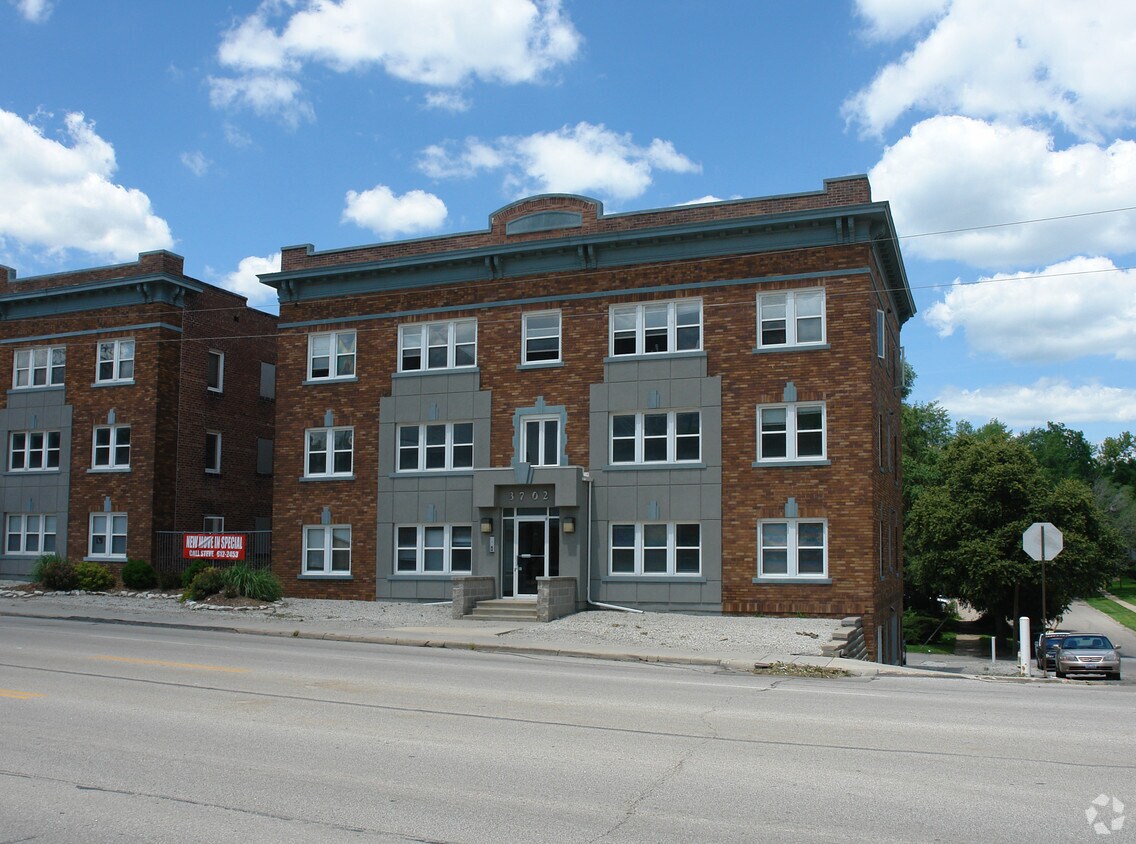 Primary Photo - 3702 Dodge St