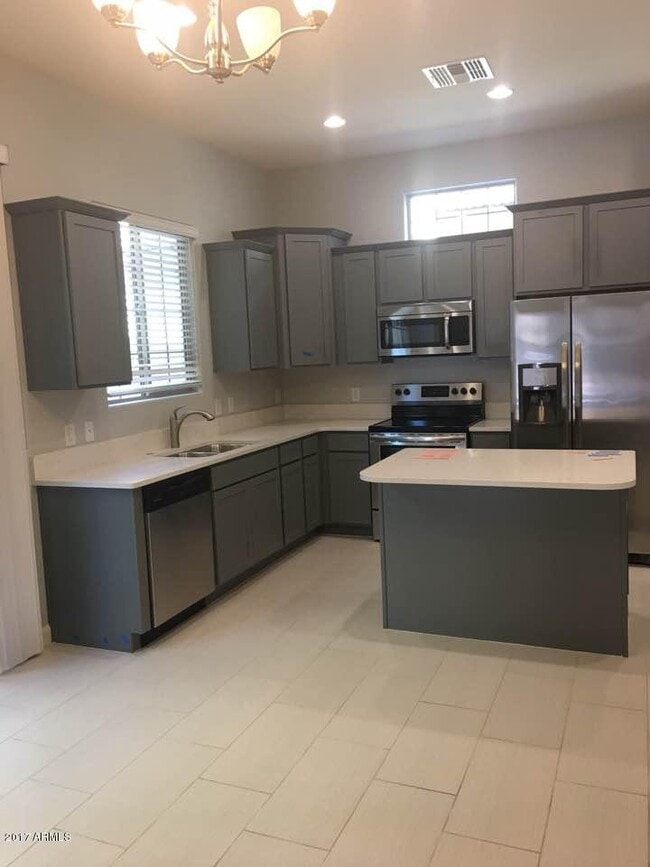 Building Photo - 1367 S Country Club Dr