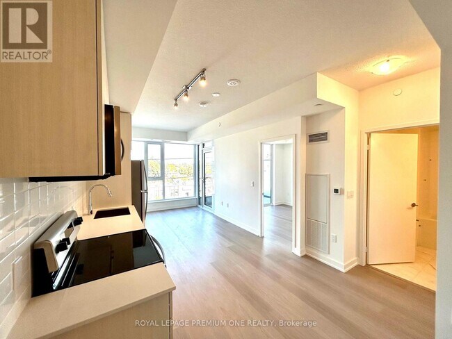 Building Photo - 859 The Queensway