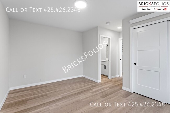 Building Photo - Experience Luxury Living in Renton, WA!