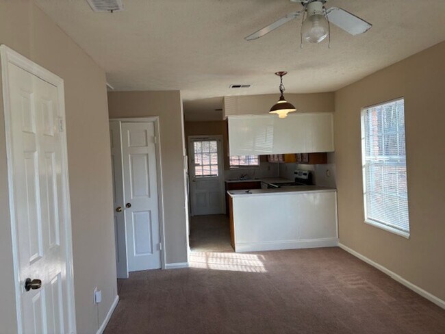 Foto del edificio - 2 bedroom 1 bath duplex unit off St Marys Road