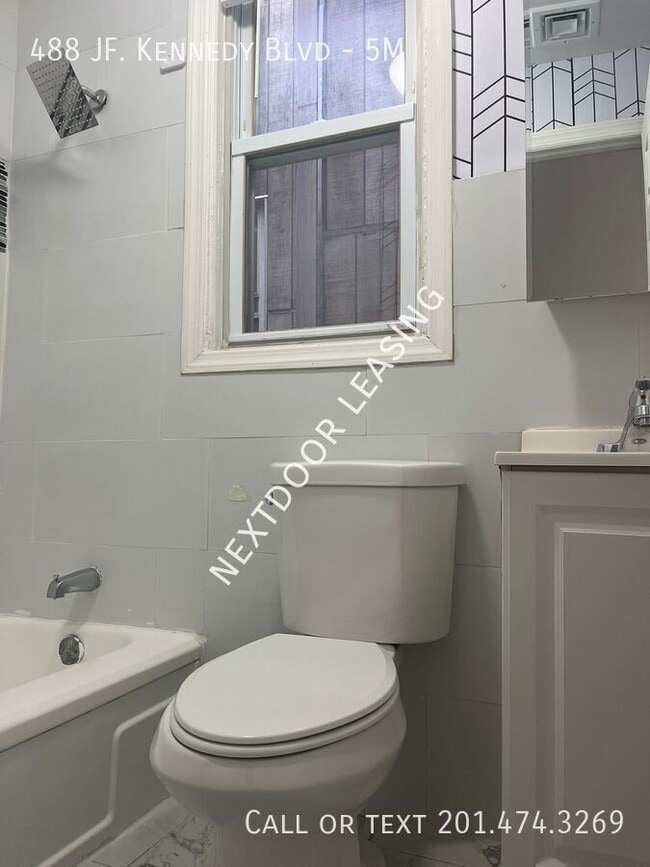 Foto del edificio - 488 John F. Kennedy Blvd