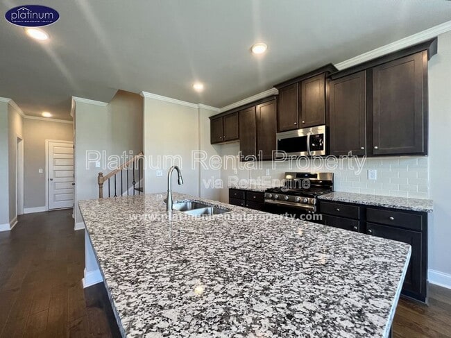 Building Photo - 2360 Manor Pointe Dr