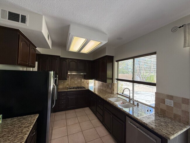 Building Photo - Great 4 bedroom Moorpark Home in Great Nei...