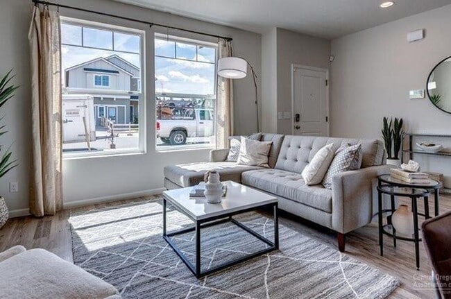 Foto del edificio - Newer SE 3 Bdrm House, All Appliances incl W/D, Air Cond, Community Pool, Double Garage