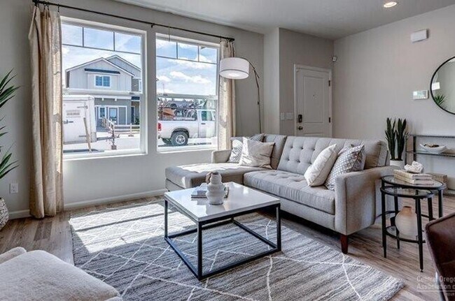 Building Photo - SE Almost New 3 Bdrm House, All Appliances...