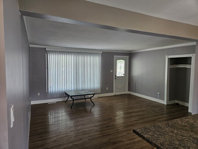Building Photo - 333 Elphinstone St
