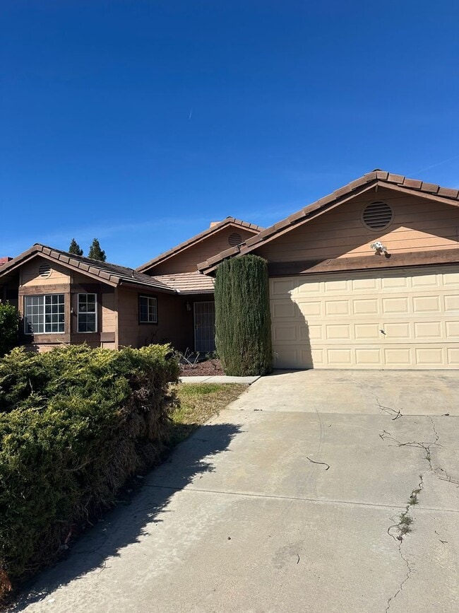 Building Photo - 185 Riverbank Ln