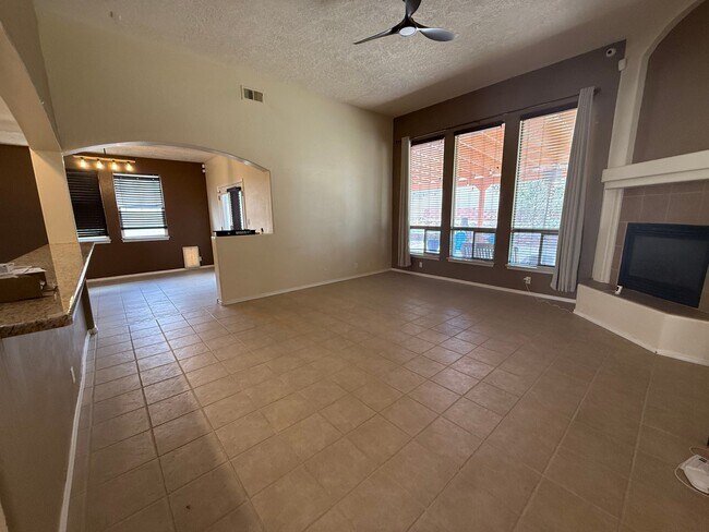 Foto del edificio - 6400 Freemont Hills Loop NE