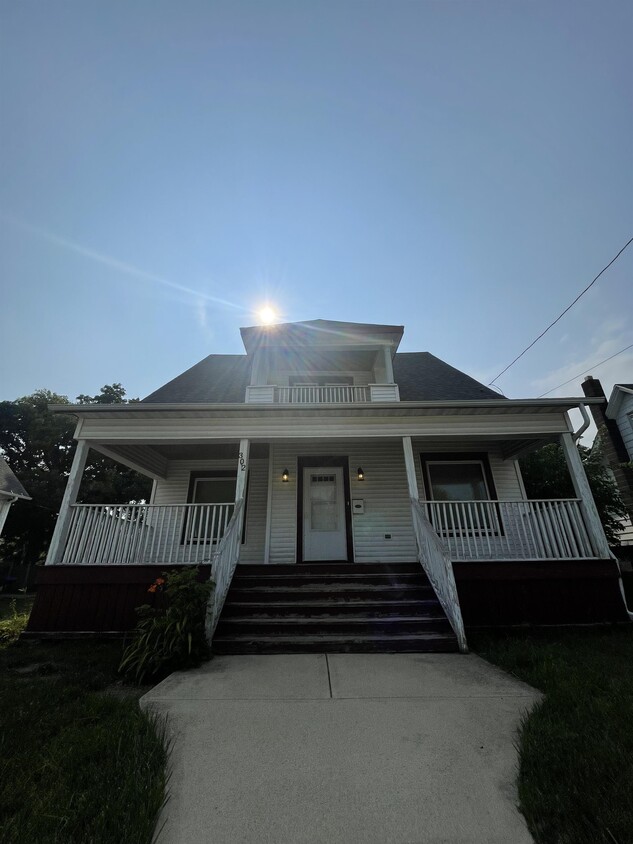 Primary Photo - 302 Forest Ave